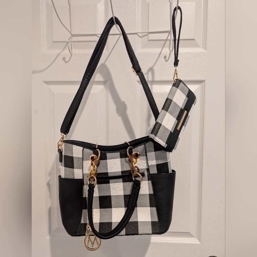 Black and white purse with wristlet